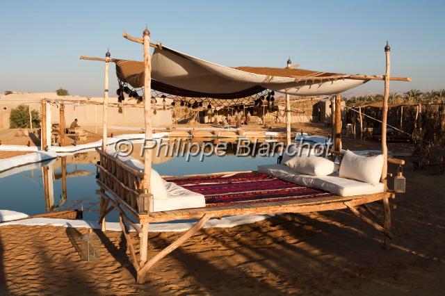 egypte desert libyque 02.JPG - Canapé au bord de la piscine du Lazuli Lodge, près de l'oasis de BahayeraDésert libyque, Egypte